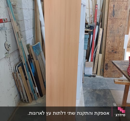 לוח עץ גדול בסדנת נגרות עם כלים וחומרים